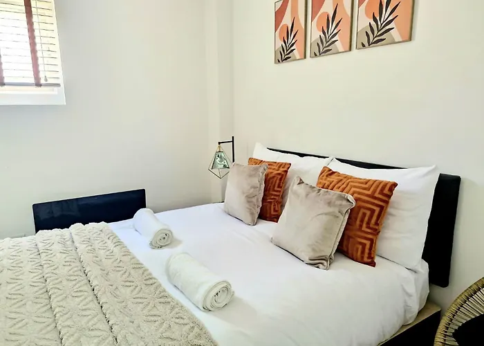 Elite Service Accommodation 5Min To Tram, Direct To Manchester, 5 Min Drive To High Street & M60 J17