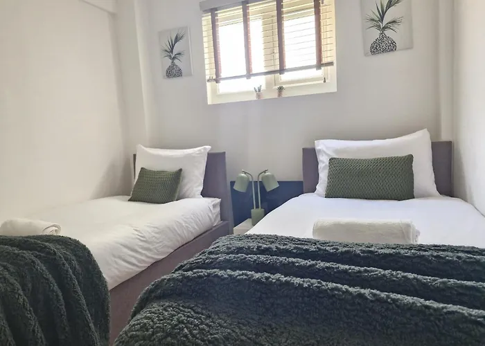 Elite Service Accommodation 5Min To Tram, Direct To Manchester, 5 Min Drive To High Street & M60 J17